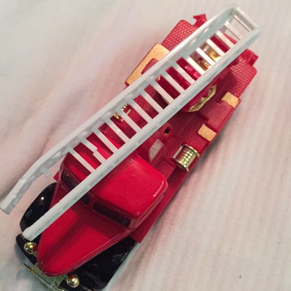 Free!!! Junye toys Fire Truck (broken) - Picture 5 of 6
